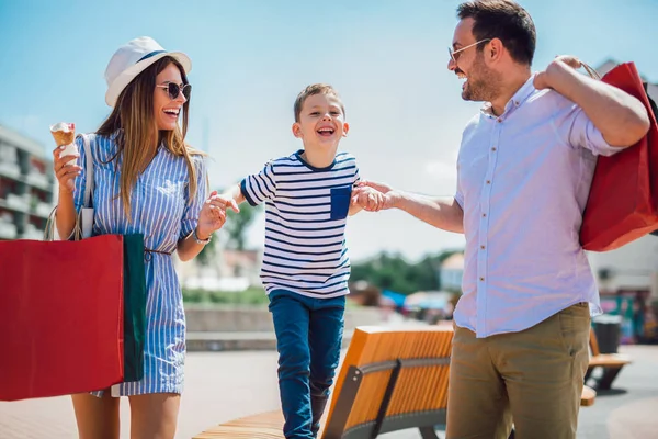 Família Feliz Divertindo Livre Depois Fazer Compras — Fotografia de Stock