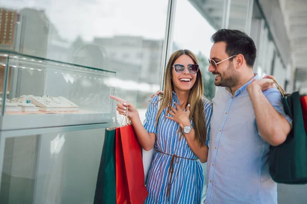 Alışveriş, eğleniyor Şehirde gündüz zevk güzel genç çift