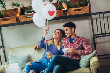 Mutlu çift sevgililer günü kutlama kafede eğlenin.