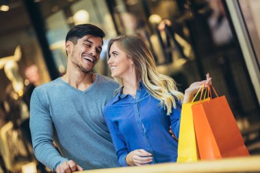 Mutlu genç çift alışveriş ve çanta holding