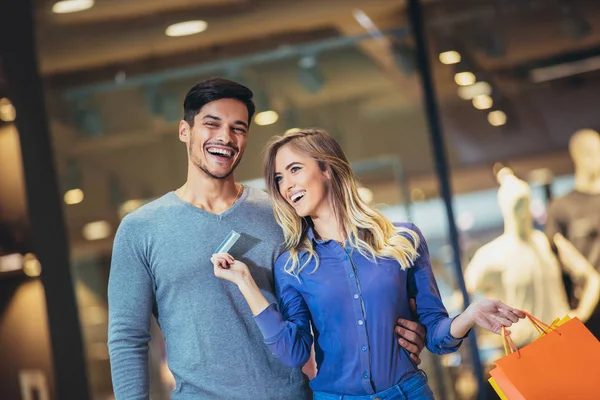 Porträt Eines Glücklichen Paares Das Seine Neue Kreditkarte Einkaufszentrum Zeigt — Stockfoto