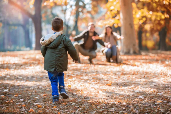 Ung Familj Kul Parken Hösten Med Sin Son — Stockfoto