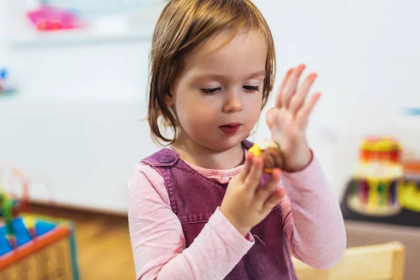 Kid Dívka Hraje Plastelínou Zatímco Sedí Stolu Dětskej Pokoj — Stock fotografie