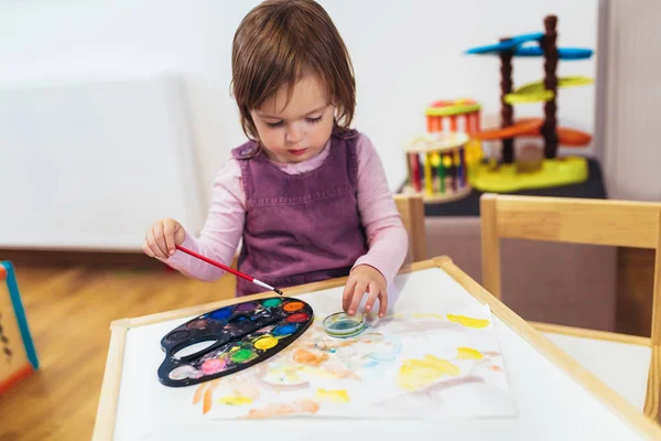 Jolie Petite Fille Heureuse Préscolaire Peinture Aquarelle — Photo