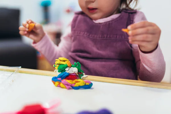 Mädchen Spielt Mit Knetmasse Während Sie Tisch Kinderzimmer Sitzt — Stockfoto