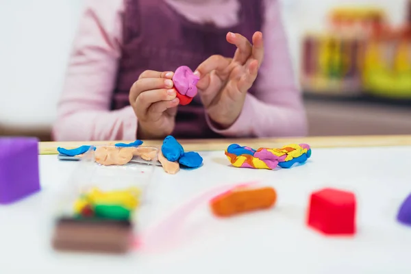 Niña Está Jugando Con Plastilina Mientras Está Sentado Mesa Habitación —  Fotos de Stock