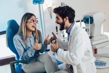 göz doktoru hastanın görme ve vizyon düzeltme kontrol