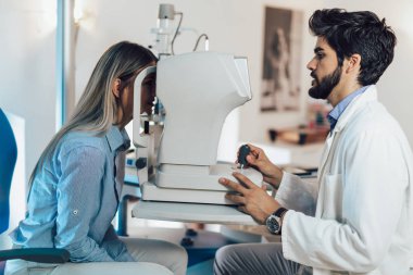 göz doktoru hastanın görme ve vizyon düzeltme kontrol