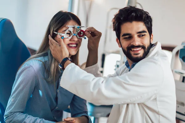 Controle Van Patiënt Gezichtsvermogen Visie Correctie Van Een Optometrist — Stockfoto