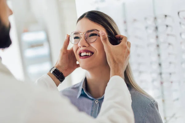Οφθαλμίατρος Κάνει Μια Οπτική Εξέταση Ενός Πελάτη Ένα Οπτικό Κέντρο — Φωτογραφία Αρχείου