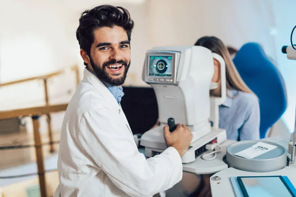 Göz Doktoru Hastanın Görme Vizyon Düzeltme Kontrol — Stok fotoğraf