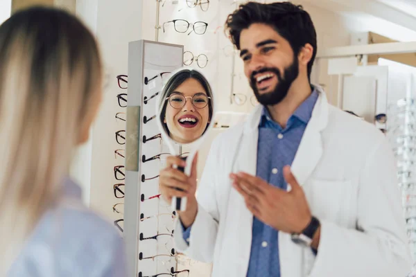 Bir Optik Merkezinde Bir Müşteri Için Bir Görsel Muayene Yaparken — Stok fotoğraf