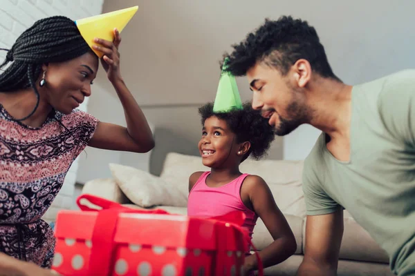 Família Negra Feliz Casa Afro Americano Pai Mãe Filho Comemorando — Fotografia de Stock