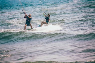 Profesyonel kiters güzel bir arka plan üzerinde zor hile yapma. Kitesurfing Kiteboarding eylem fotoğrafları