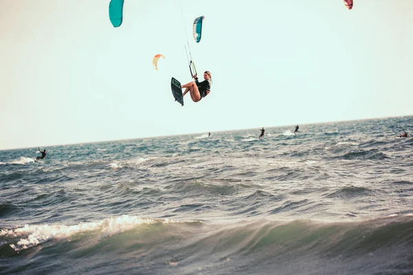 Professionele Kiter Maakt Het Moeilijk Truc Een Mooie Achtergrond Kitesurfing — Stockfoto