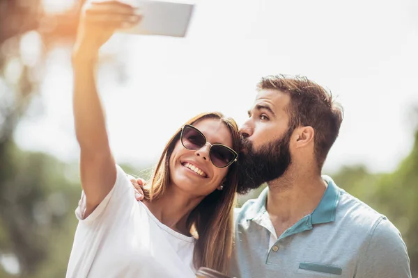 Genç Çift Cep Telefonuyla Parkta Bir Selfie Alarak — Stok fotoğraf