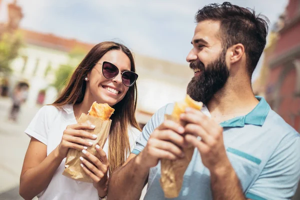 Casal Jovem Está Comendo Sanduíches Divertindo Muito — Fotografia de Stock