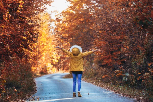 Adolescente Solitaire Dans Forêt Automne — Photo