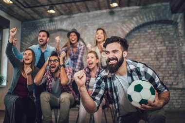 Mutlu arkadaş ya da futbol tv ve zaferini kutluyor izlerken futbol taraftarları. Dostluk, spor ve eğlence kavramı.