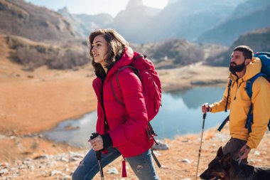 Grup yakın göl sonbahar günü itibariyle bir dağda yürüyüş yürüyüşçü.