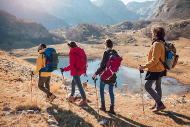 Grup yakın göl sonbahar günü itibariyle bir dağda yürüyüş yürüyüşçü.