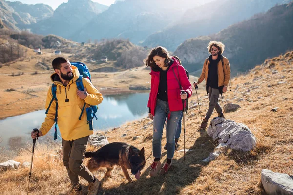 Grupo Excursionistas Caminando Una Montaña Día Otoño Cerca Del Lago —  Fotos de Stock