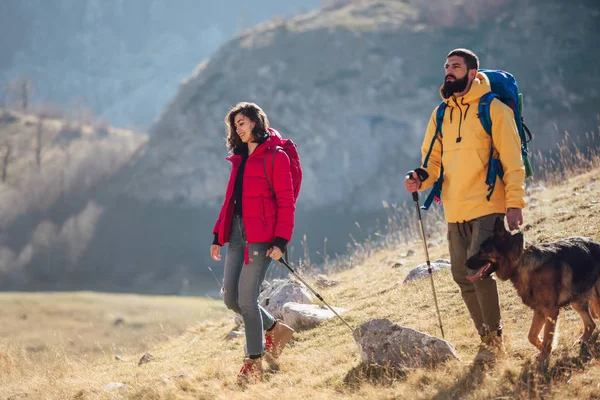 Pareja Excursionistas Caminando Una Montaña Día Otoño — Foto de Stock