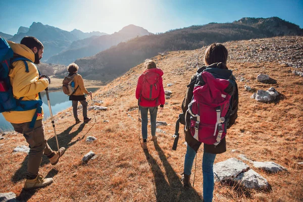 Grupo Excursionistas Caminando Una Montaña Día Otoño Cerca Del Lago — Foto de Stock