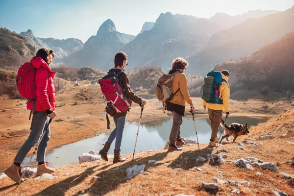 Grupo Excursionistas Caminando Una Montaña Día Otoño Cerca Del Lago —  Fotos de Stock
