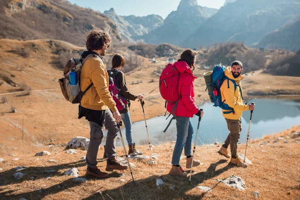 Group Hikers Walking Mountain Autumn Day Lake — Stock Photo, Image