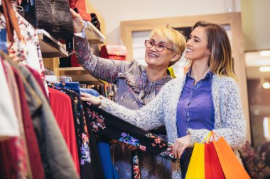 Anne ve alışveriş merkezi birlikte yetişkin kızı