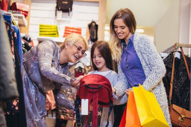 Anne, yetişkin kızı ve torunu alışveriş merkezi birlikte