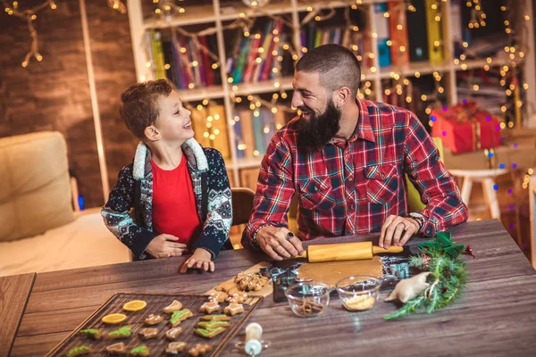 Otec Syn Pečení Perník Vánoční Cukroví — Stock fotografie