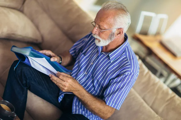 Homem Sênior Verificando Finanças Domésticas — Fotografia de Stock