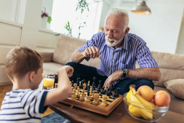 Fiatal Fiú Sakkozni Nagyapja Otthon — Stock Fotó