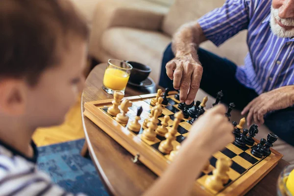 Fiatal Fiú Sakkozni Nagyapja Otthon — Stock Fotó