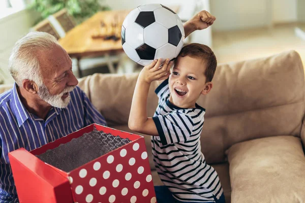 Hermoso Abuelo Mayor Presentando Regalo Nieto Feliz —  Fotos de Stock