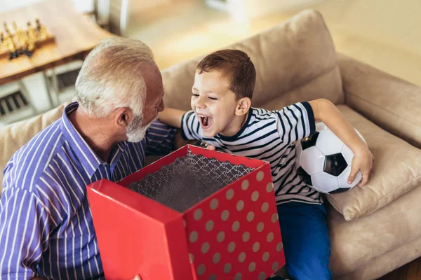 Hermoso Abuelo Mayor Presentando Regalo Nieto Feliz —  Fotos de Stock