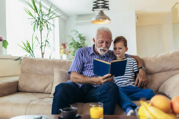 소파에 읽기와 할아버지 — 스톡 사진