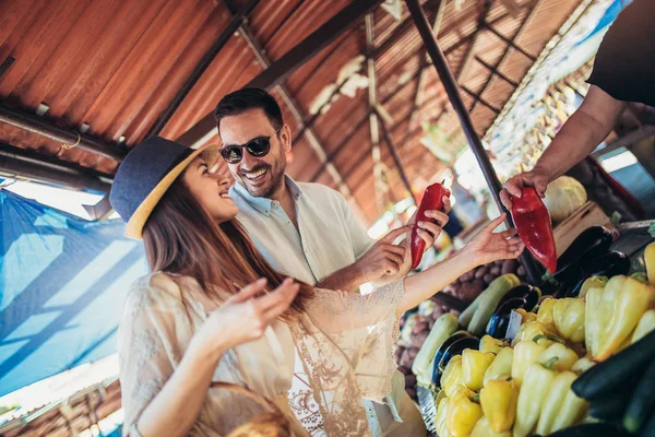 Cuplu Tânăr Cumpără Fructe Legume Într Piață Într Dimineață Însorită — Fotografie, imagine de stoc