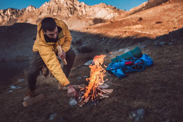 山で薪をたきハイキング若者 — ストック写真
