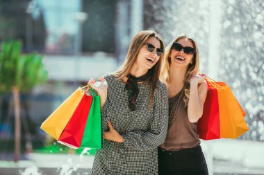 Mutlu arkadaş alışveriş. Genç arkadaşlar city, alışveriş keyfini alışveriş torbaları holding.
