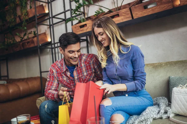 Pareja Joven Disfrutando Café Moderno Después Compras — Foto de Stock