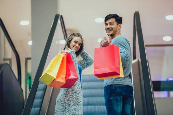 Feliz Casal Jovem Compras Segurando Sacos — Fotografia de Stock