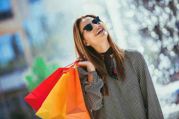 Bella Ragazza Occhiali Sole Che Tiene Borse Della Spesa Sorride — Foto Stock