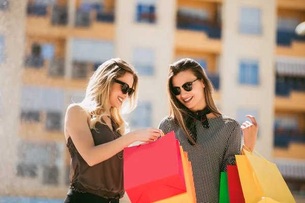 Happy Friends Shopping Young Friends Enjoying Shopping City Holding Shopping — Stock Photo, Image