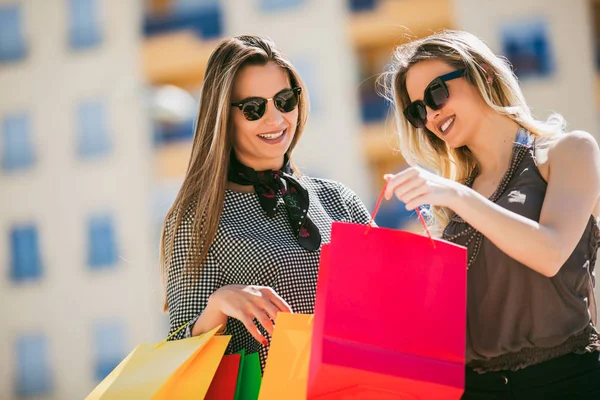 Feliz Amigos Compras Jovens Amigos Gostam Fazer Compras Cidade Segurando — Fotografia de Stock