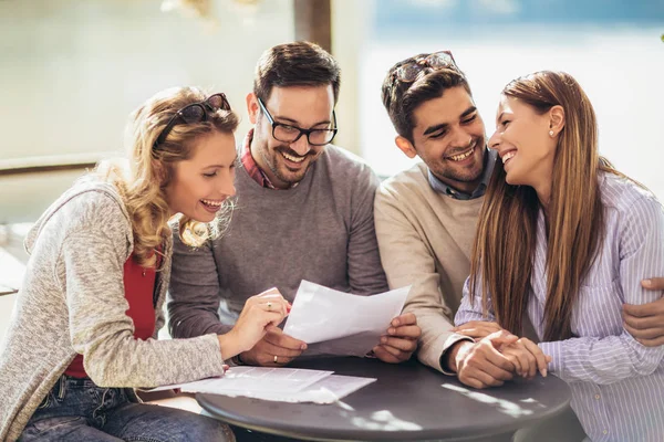 Grupo Cuatro Amigos Divirtiéndose Tomando Café Juntos Dos Mujeres Dos — Foto de Stock