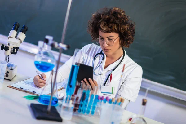 Kimya Laboratuvarında Dijital Tablet Üzerinde Çalışan Kendinden Emin Kadın Bilim — Stok fotoğraf