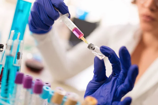 Doctor Prepares Syringe Cure Vaccination — Stock Photo, Image